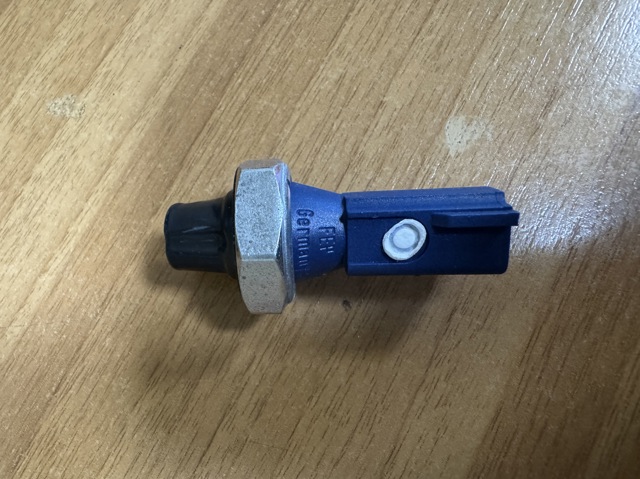 Датчик тиску масла двигуна 038919081G VAG