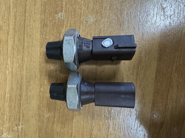 Датчик тиску масла двигуна 038919081K VAG