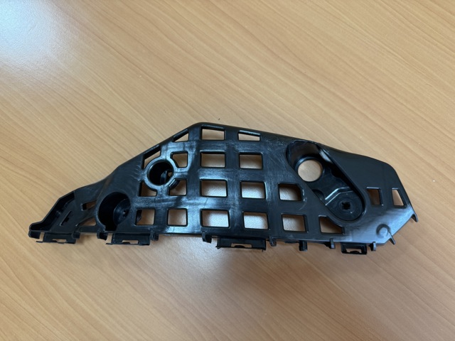 Кронштейн бампера переднього, лівий 521460E100 TOYOTA