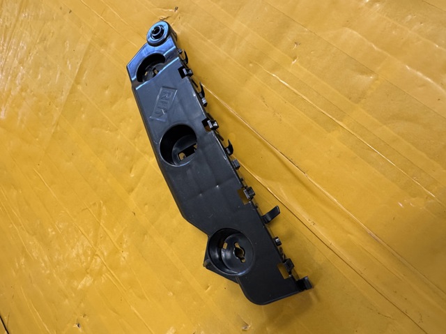 Кронштейн кріплення бампера переднього правий 622226RR0B NISSAN
