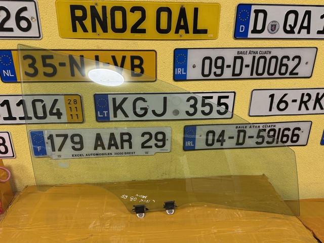 Скло передньої правої двері 73300SNBE01 HONDA