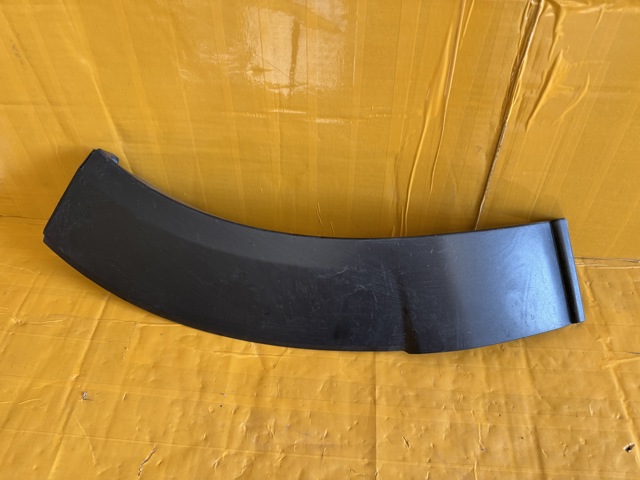Молдинг передньої арки колеса, лівий DGH951W81 MAZDA