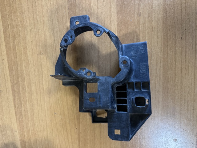 Кріплення протитуманки правої KB8B51684 MAZDA