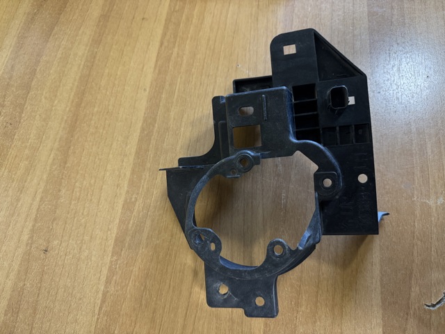 Кріплення протитуманки, лівої KB8B51694 MAZDA