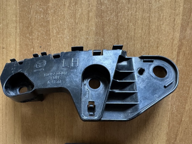 Кронштейн бампера переднього, зовнішній лівий KD45500U1 MAZDA