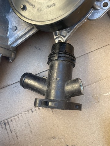 Водяний патрубок 11118619408 BMW
