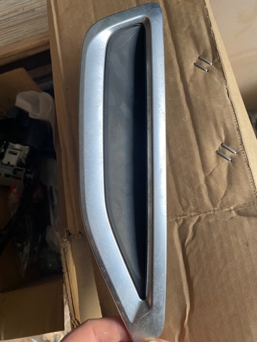 Молдинг переднього правого крила 51137418178 BMW