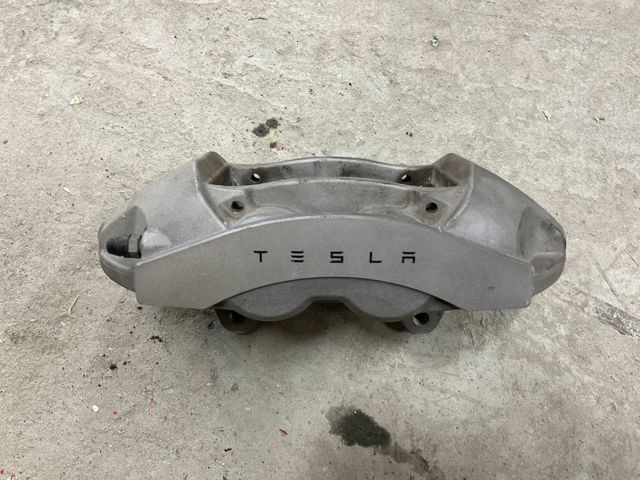 Супорт гальмівний, передній, лівий 104462100E TESLA
