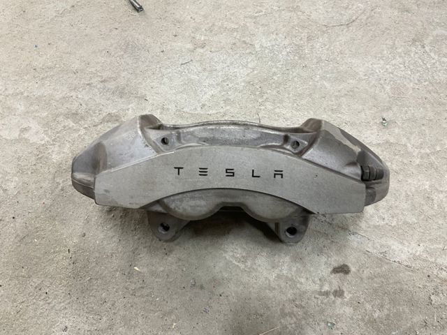 Супорт гальмівний, передній, правий 104462200D TESLA