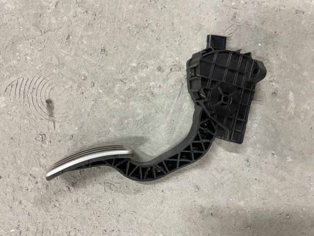 Підаль газу 104469500A TESLA