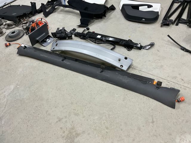 Накладка зовнішня (молдинг) порога, правий 108982900E TESLA