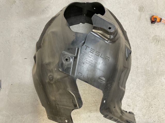 Підкрилок передній правий 149261400C TESLA