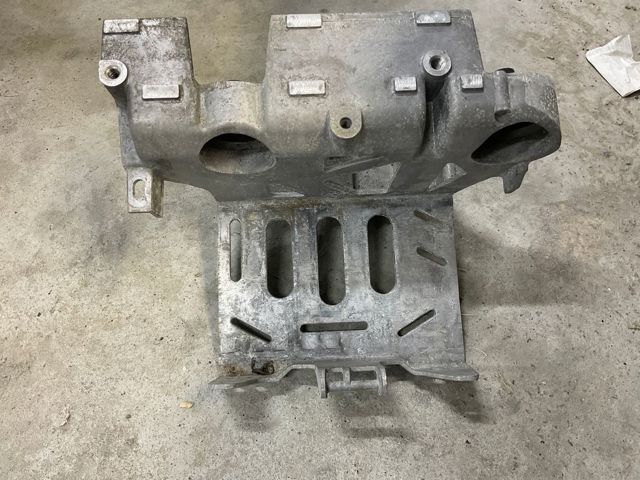 Кронштейн компресора кондиціонера 150069600B TESLA