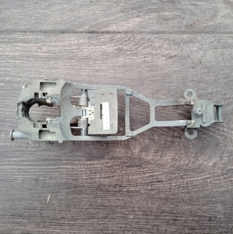Тримач зовнішньої ручки дверей, задніх лівих 7L0839885 VAG