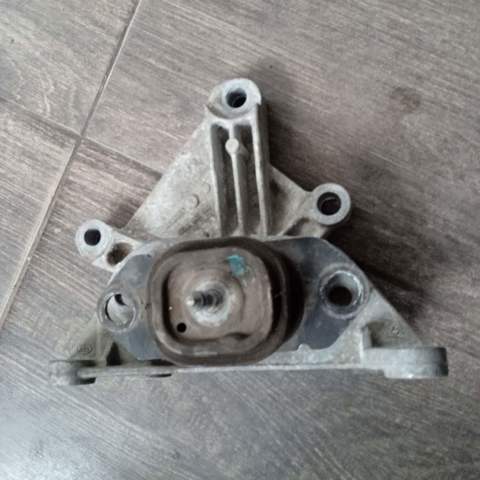 Кронштейн подушки (опори) двигуна, лівої 8200043085 RENAULT
