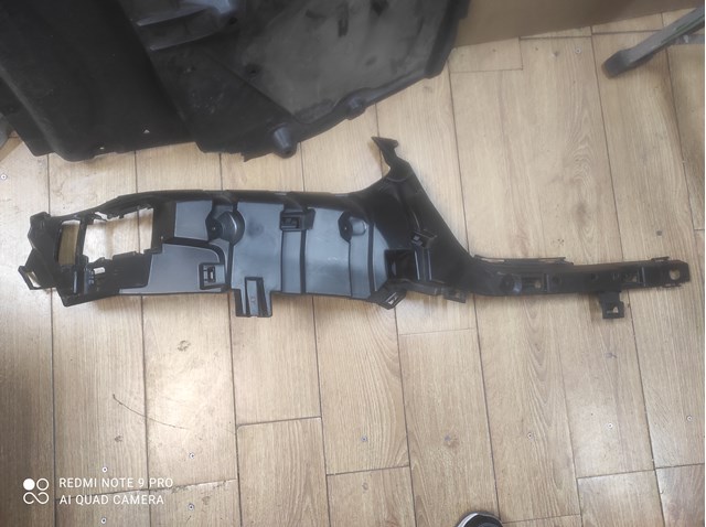 Кронштейн кріплення бампера переднього правий 8081896 BMW
