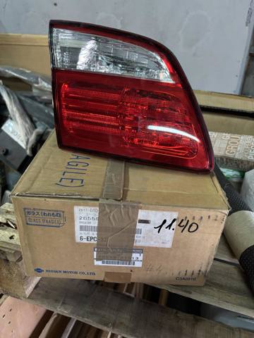 Скло задніх фари, внутрішньої, лівої 265593Y513 NISSAN
