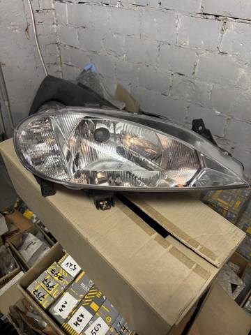 Фара передня права 7701047095 RENAULT