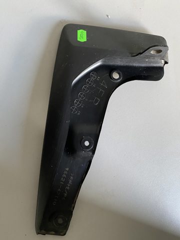 Бризговики передній, правий 7662142110 TOYOTA