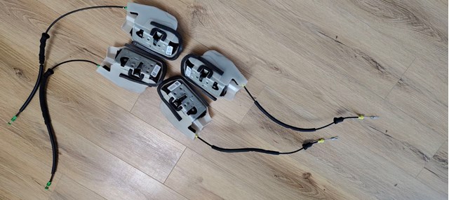 Замок задніх дверей, лівих Tesla Model 3