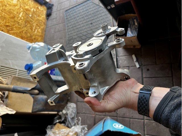 Натягувач приводного ременя 1662030010 TOYOTA