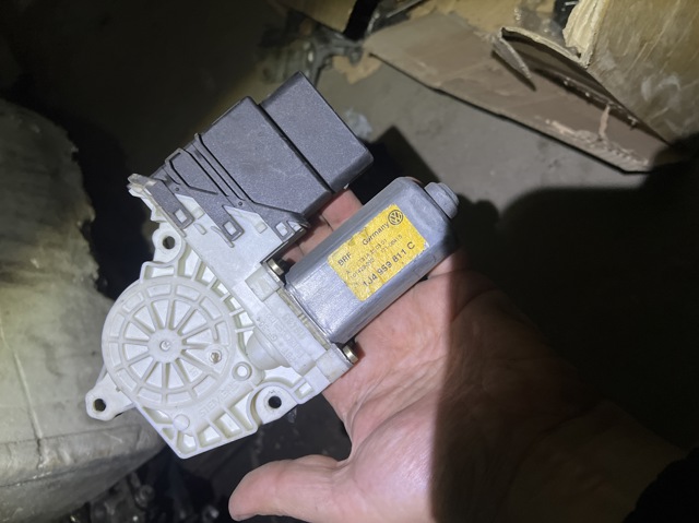 Двигун стеклопод'емника двері задньої, лівої 1J4959811C013 VAG