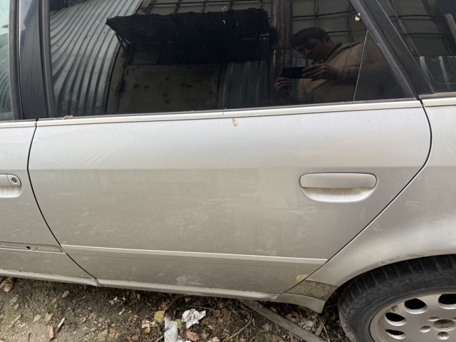 Двері пасажирськи задні ліві 4B0833051 VAG