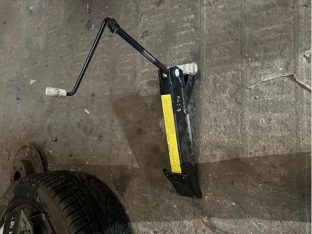 Домкрат автомобільний 4G0011031F VAG