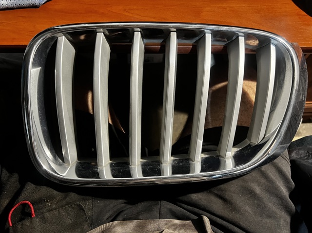 Решітка радіатора ліва 51117237421 BMW