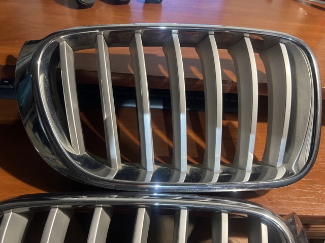 Решітка радіатора права 51117237422 BMW