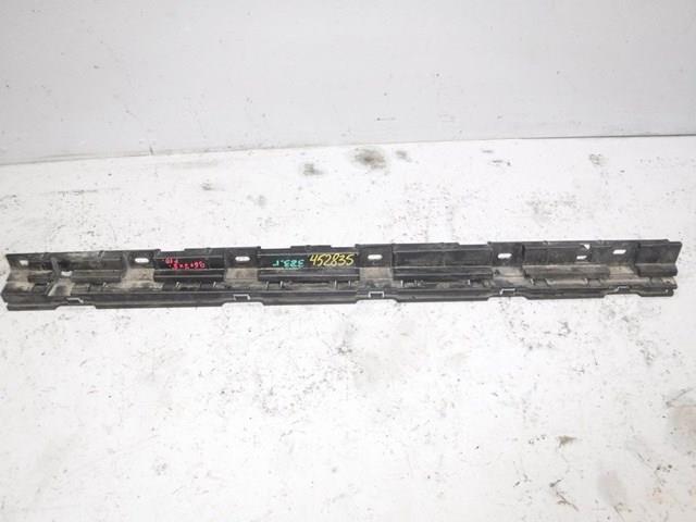 Кронштейн зовнішньої накладки порога правого 51777184778 BMW