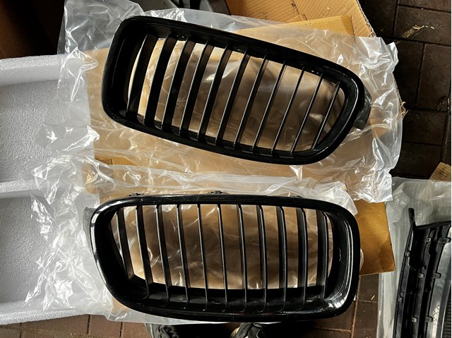 Решітка радіатора права 7295436 BMW
