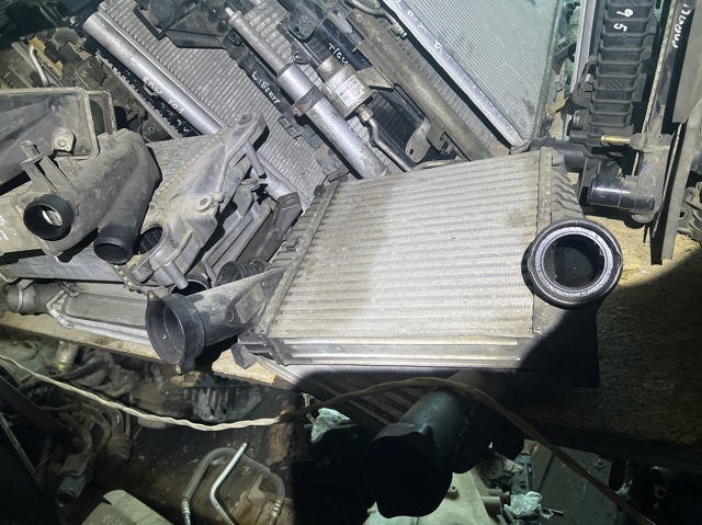 Охолоджувач наддувочного повітря 7L0145804A VAG