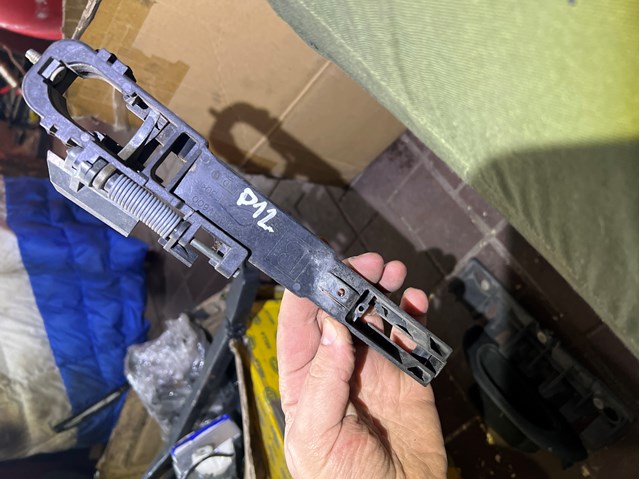Тримач зовнішньої ручки дверей, передньої правої 80610AV600 NISSAN