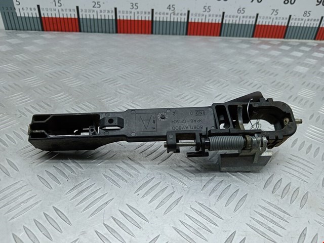Тримач зовнішньої ручки дверей, передніх лівих 80611AV600 NISSAN