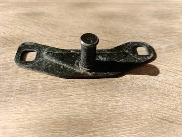 Петля замка кришки багажника 8D5827507 VAG