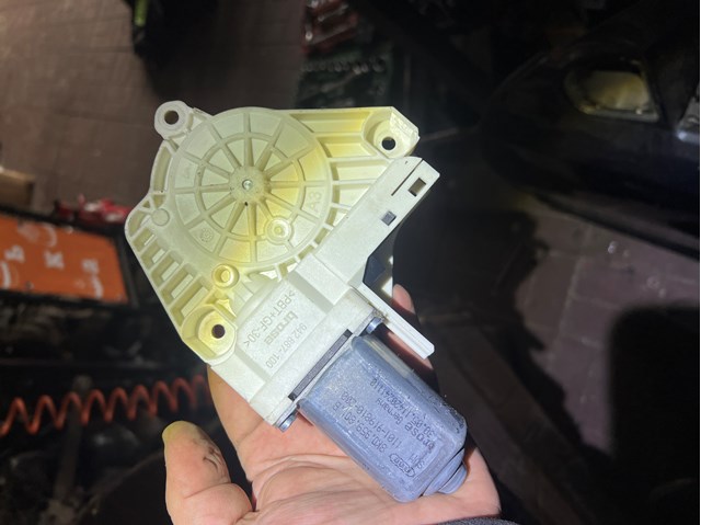 Привід ліфта передній 8K0959801B VAG
