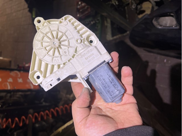 Мотор склопідйомника дверей передніх, правих 8K0959802B VAG
