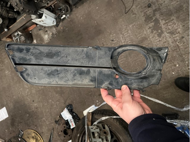 Решітка переднього бампера, права 8T0807682 VAG