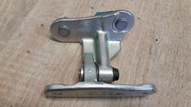 Петля задніх правих дверей A1687302037 MERCEDES