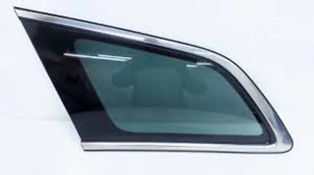 Скло багажника, ліве EG2263950C MAZDA