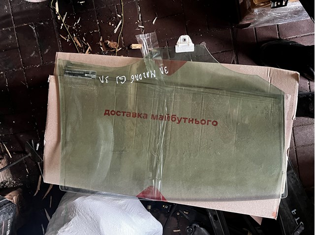 Скло заднє ліве GHK173510A MAZDA