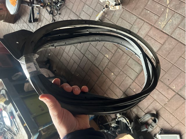 Ущільнювач двері передньої лівої (на двері) GHP959760C MAZDA