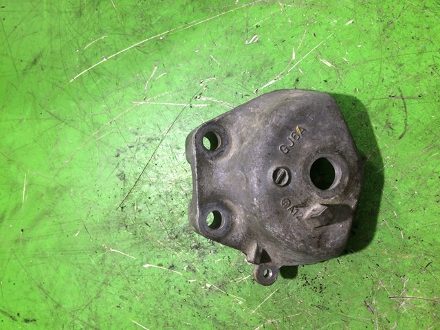 Кронштейн подушки (опори) двигуна, правої GJ6F39061A MAZDA