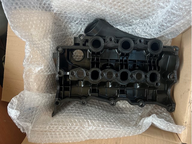 Кришка клапанна, права LR179201 LAND ROVER