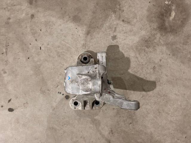 Права опора двигуна 218A0CU000 HYUNDAI