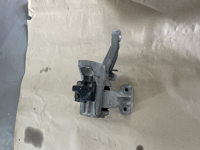 Права подушка мотора 218A0GI000 HYUNDAI