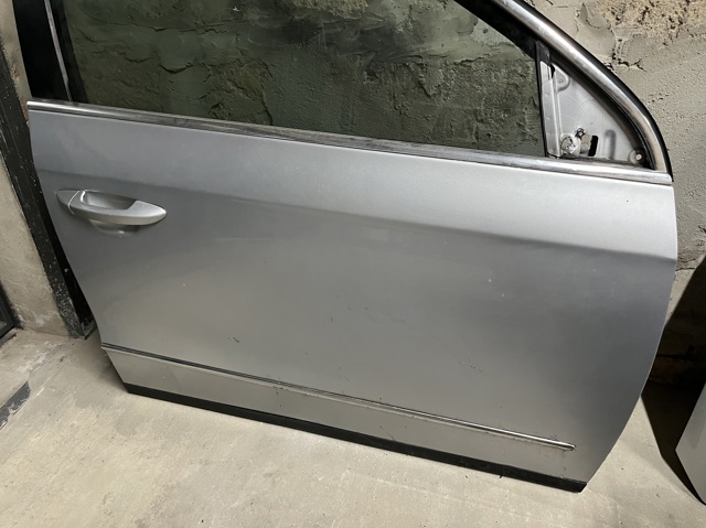 Дверка передня права Volkswagen Passat B6