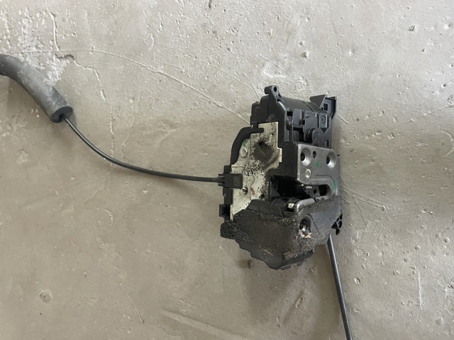 Замок задніх дверей, лівих 825030574R RENAULT