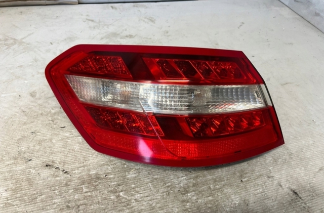 Задня ліва зовнішня фара A2129066601 MERCEDES